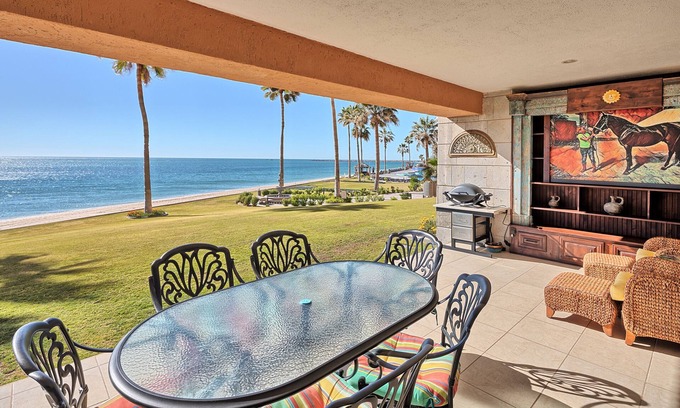 Puerto Penasco Condominio | ¡Planta baja! A pasos del patio privado a la playa, piscinas, bar en la piscina, jacuzzis.