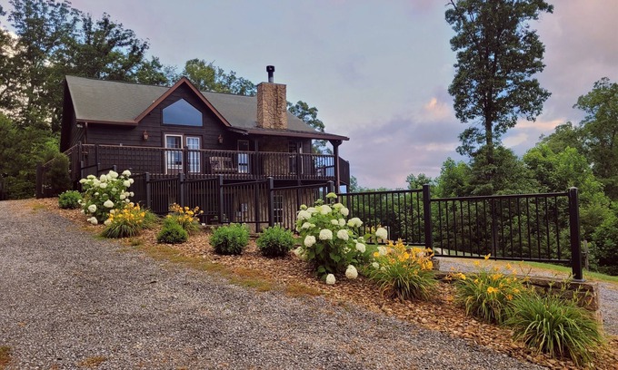 Gatlinburg - Pigeon Forge Chalet De Esquí | Private & Peaceful, Family Friendly, Great Views, Clean and Cared for Chalet!
