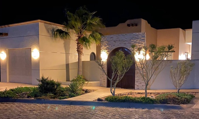 Laguna Shores Casa | Casa frente al mar a pies de distancia de la playa, piscina del complejo, gimnasio, spa y restaurante