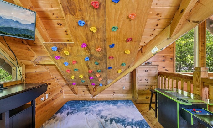 Gatlinburg - Pigeon Forge Cabina | Private Pickle-ball and Basketball Court / Kids Climbing Wall / Hot Tub / Arcade