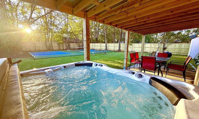 Summerville Casa | Private Pickleball/Basketball Court - Movie Room - Hot Tub
