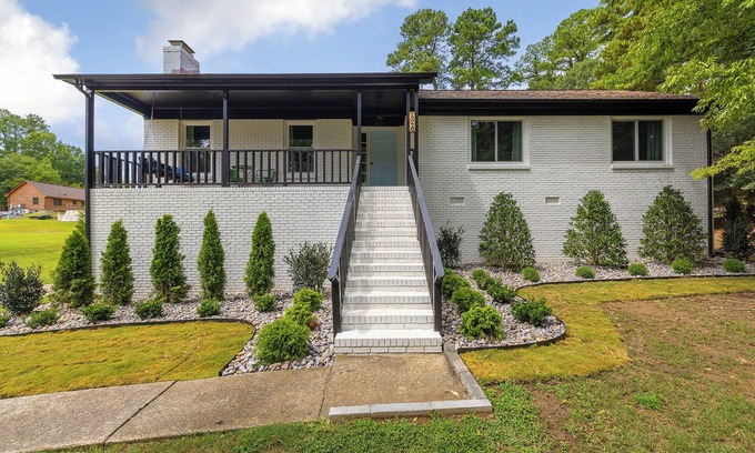 Pineville Casa | Private Pool-5miles to Carowinds-Newly Renovated-Quiet Neighborhood-Huge Deck