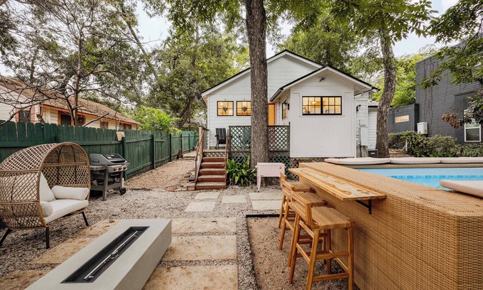 East Cesar Chavez Casa | Private Pool & Fire Pit, Downtown Holly District