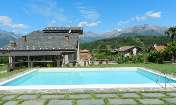 Colico Villa | Piscina privada, jardín de 2000 m2, paseo a la playa y al centro