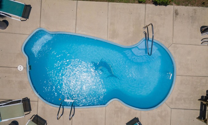 Colington Casa | Private Pool🏊‍♂️ Hot Tub⛱ Walk or Bike to Beach🌊Soundview, Privacy Fence