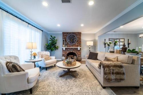Placentia Casa | Private Pool Oasis/Disney 15mins/Disney+ HBO/Gym