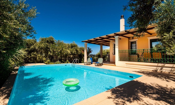 Chania Villa | Piscina privada ★ Vista al mar ★ Wifi ★ Playa a 1 km ★ 3 habitaciones