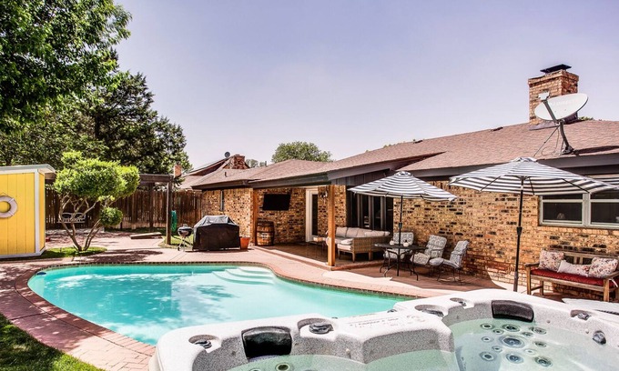 Lubbock Casa | Private pool/spa hidden Oasis getaway with 2 car garage parking in South Lubbock
