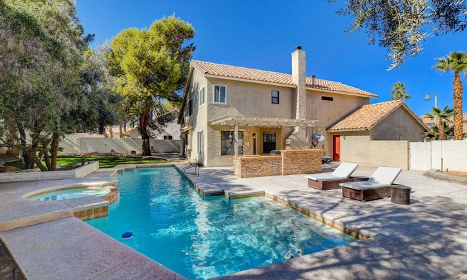 West Sahara Casa | Private Pool! Tempurpedic and Waldorf Astoria Mattresses