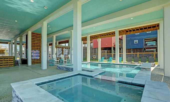 Crystal Beach Casa | PRIVATE POOL & HOT TUB!!! Sleeps 22 w/ 3 King Master Suites & 8 Queen beds!!!