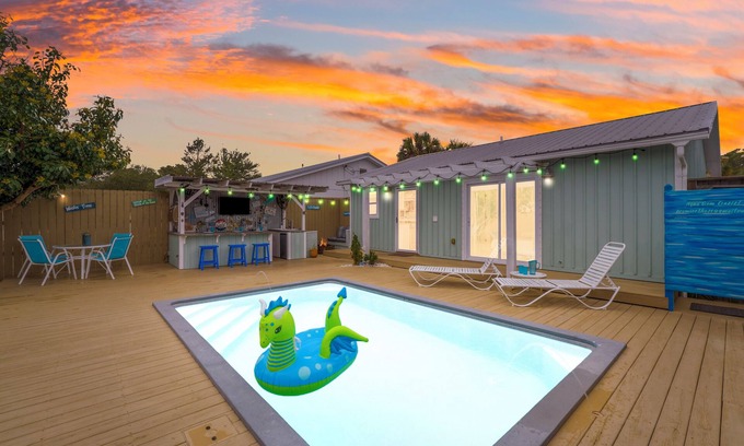 Sunnyside Casa | Private Pool Backyard Oasis! Tiki Bar. 3 blocks to beach. Quiet West End by 30A!