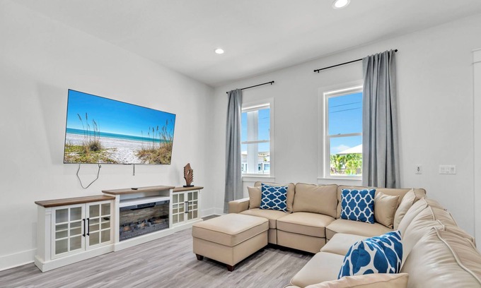Bahama Beach Casa | 🌴Private Pool-Walk to Beach-Great Location-Evergreen Unit B☀️