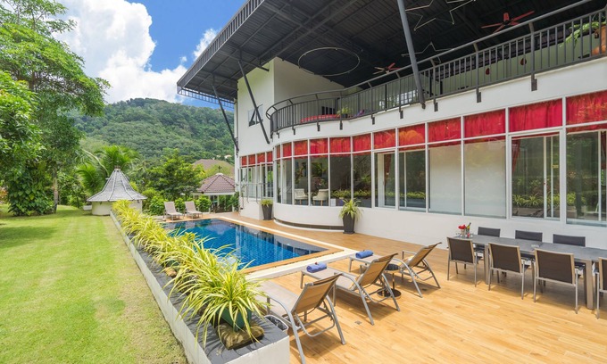 Chalong Villa | Villa moderna con piscina privada con vistas a la montaña para grandes familias y amigos