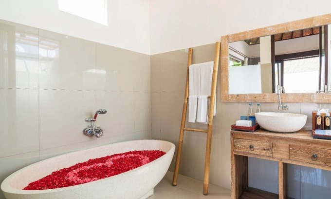 Kenderan Villa | Piscina privada VIlla con cenador con vistas a los arrozales