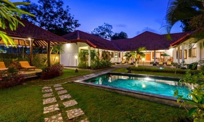 Jimbaran Bay Villa | Villa con piscina privada y jardín enorme.