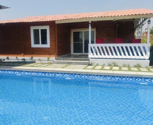 Chevella Chalet De Esquí | Private pool with 3 bhk farm house Kuku farm stay # Moinabad