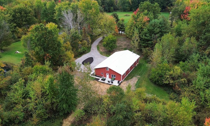 Johnstown Casa | Private & quiet bardominium in Johnstown with woods & trails. Prime location!