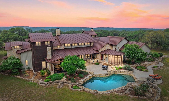 Bergheim Casa | Private Ranch | Pool,Ping Pong,Yoga,Weddings,Games