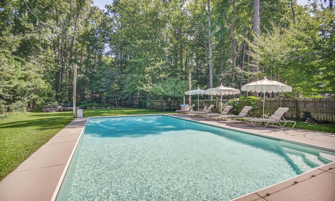 Virginia Beach Apartamento | Private Virginia Beach Escape w/ Pool & Fire Pit!