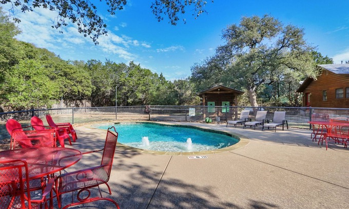 Wimberley Casa | Resort privado. Cerca de la plaza. Tiene capacidad para 50! Ideal para reuniones / eventos