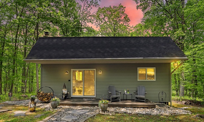 East Stroudsburg Cabina | "Private Retreat" COZY, Cabin in the woods