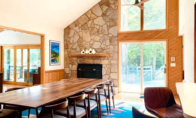 Wardensville Cabina | Private Retreat for 13 - Hot Tub, Fire Pit & More