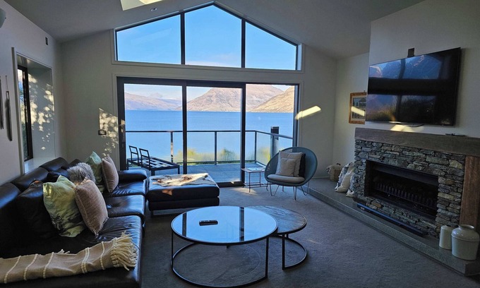 Kelvin Heights Casa | Private Retreat - Stunning Lake & Mountain Views!
