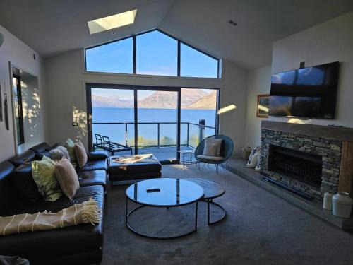 Kelvin Heights Casa | Private Retreat - Stunning Lake & Mountain Views