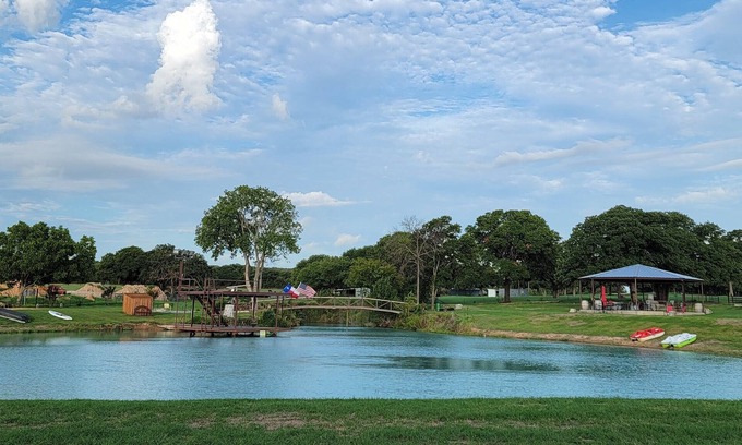 Wise County Complejo | Private Retreat with Pond, Pool and Hot Tub!