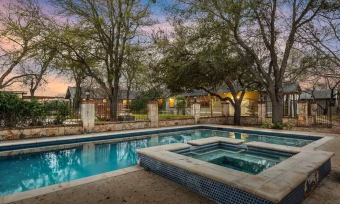Martindale Casa | 6-Bedroom Vacation Home Just Steps to the San Marcos River