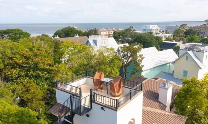 Demere Park Condominio | Private Rooftop/Walk to Beach / Parking /Chef Kitchen