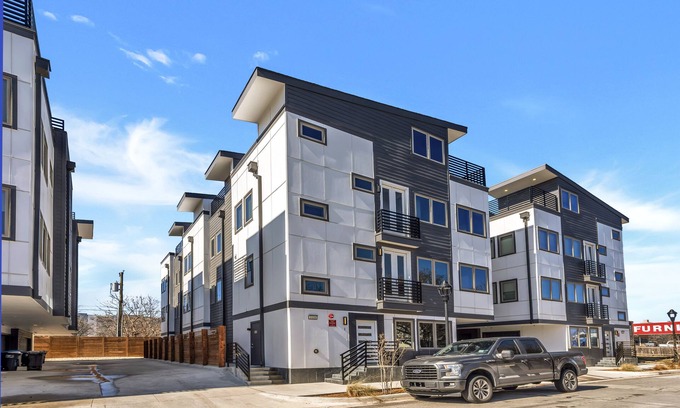 Fort Worth Casa | Private Rooftop Patio+4 Story Home w/ Peloton Bike in Downtown Fort Worth