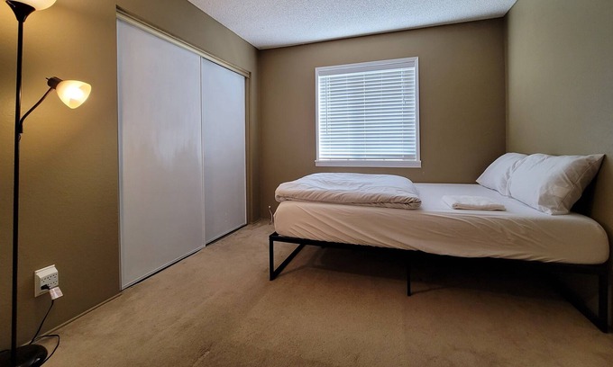 Ridgecrest Casa | Private Room [#1] - 2 Queen Beds - Shared Bathroom