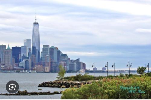 West New York Casa | Private Room A-KING BED-12Mints NYCity