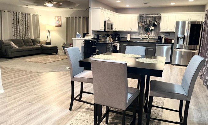 Manhattan Casa | Private Room in a Shared Home, Free Parking, Near Stadium & Campus