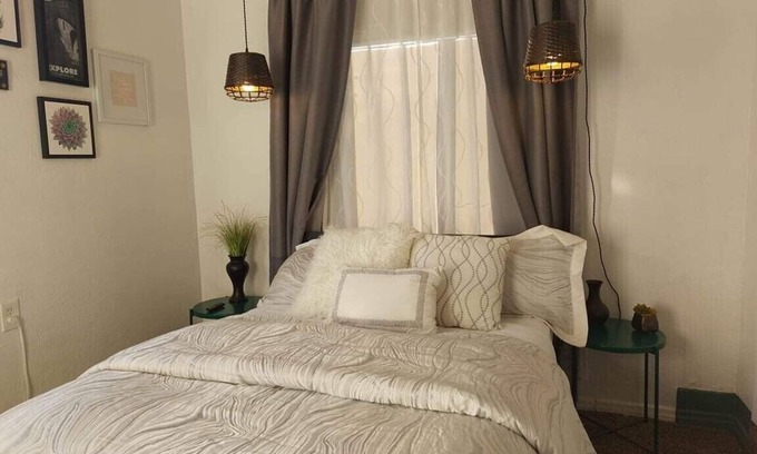 North Las Vegas Cama Y Desayuno | Habitación privada con baño y entrada propia. Estacionamiento gratis. Cerca del centro de LV