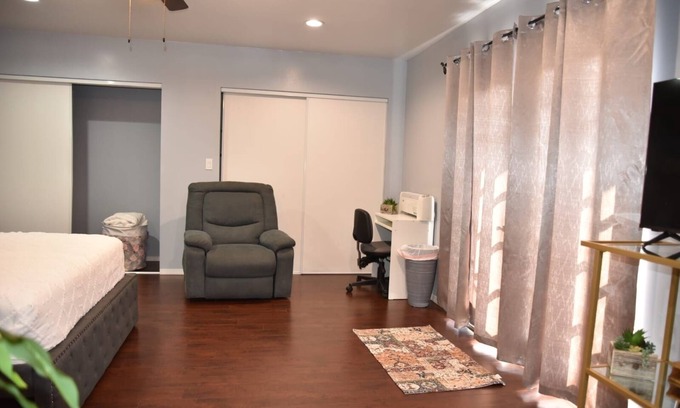 Florence-Graham Casa | Private Room with En-suite in South Los Angeles