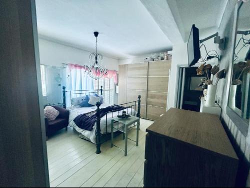 Cymmer Casa | Private room with en-suite and private entrance
