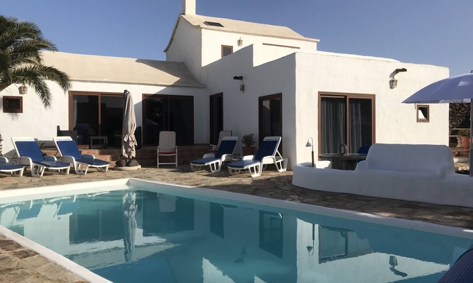 Tias Villa | Casa Maja, villa de lujo aislada, piscina climatizada eléctricamente, fibra Wi-Fi, todas las televisiones