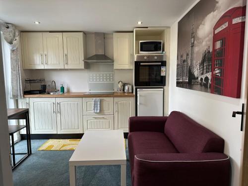 Grove Green Casa | Private self-contained flat with shared entrance