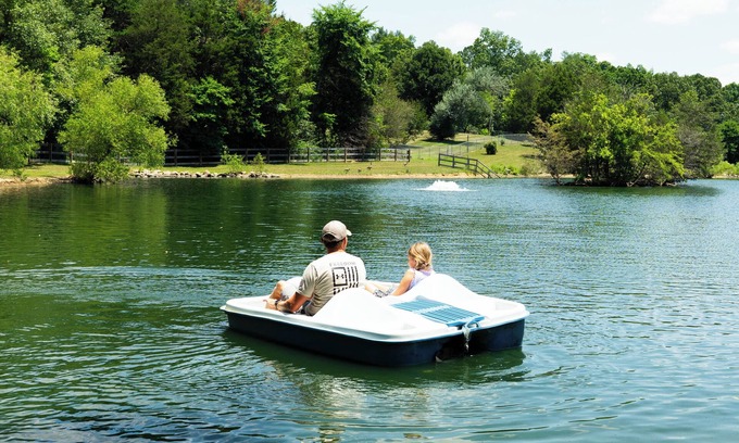 Sevierville Cabina | Private Smoky Mountain Retreat - Heated Pool, Fishing Pond & Event Space!