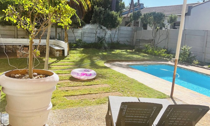 Bloubergstrand Cabaña | Private space with garden and pool