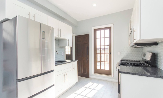 Spruce Hill Casa | Private, Spacious, Walk-out Deck, Free Parking, Luxury for 5-6 people. PENN.