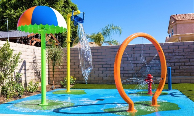 Indio Casa | Private Splash-Pad, Water Slide, B-ball Court, Heated Pool & Spa, Arcade Room