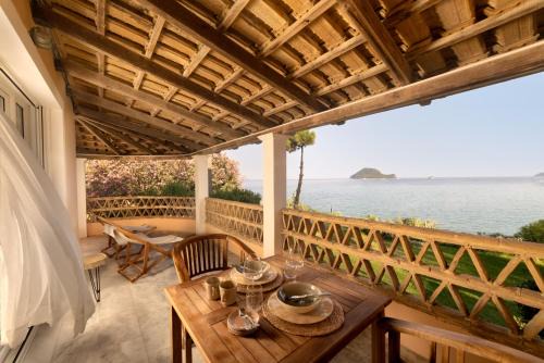 Porto Koukla Apartamento | Private Studio Apartment, Unique Location - Sea View