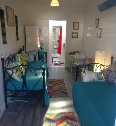 Hanger Hill Apartamento | Private Studio Extension with Bathroom and Kitchen