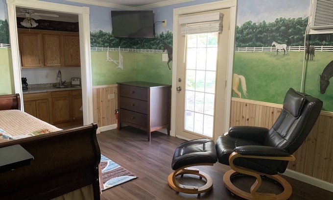 Lufkin Apartamento | Private studio located on beautiful horse property