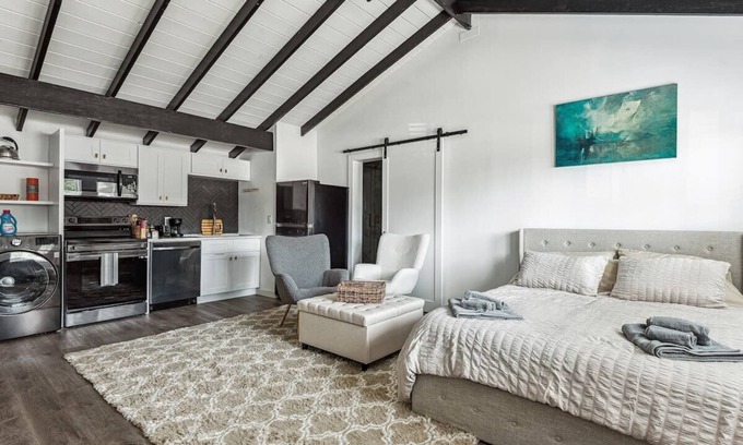Thousand Oaks Casa | Private Studio Oasis with Nature at Your Doorstep