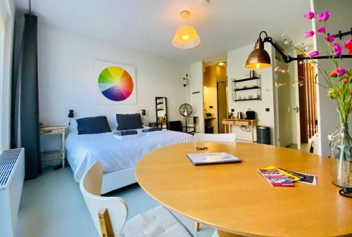 Amsterdam East Cama Y Desayuno | Private studio, patio garden and free car parking