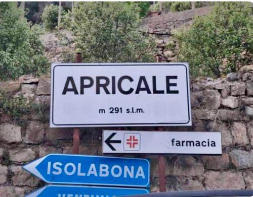 Apricale Apartamento | Private studio with mountain view with terrace in Medieval village